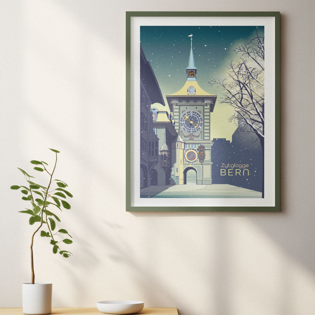 Ein gerahmtes Poster der Berner Zytglogge im Winter, das als Blickfang an der Wand eines Zimmers die magische Atmosphäre widerspiegelt.
