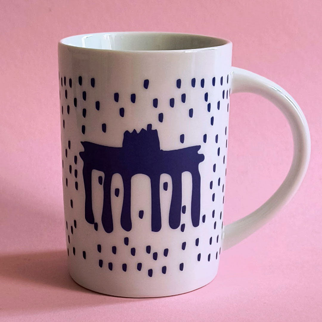 Geschenktasse Brandenburger Tor: Eine Tasse mit der Illustration des Brandenburger Tors, das ideale Geschenk für Berlin-Fans und Touristen.