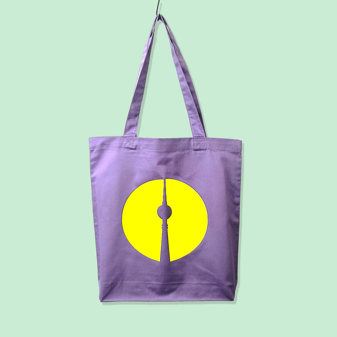 Frau mit Berlin Tasche im Sommer