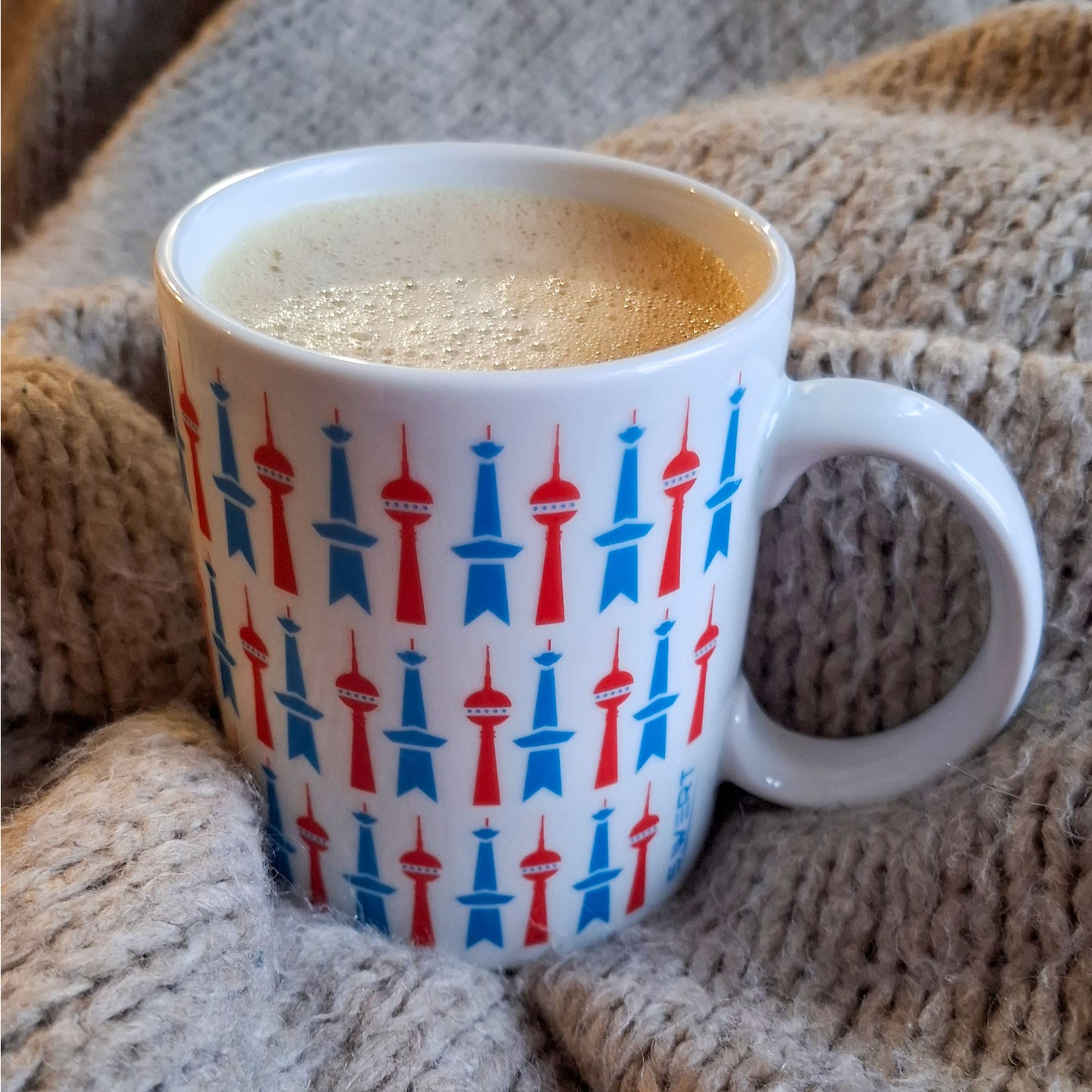 Tasse: East-West
