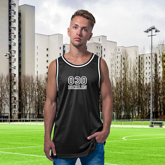 Ein sportliches Herren-Tanktop in Schwarz mit dem Schriftzug "030 Berlin" in Weiß auf der Brust.